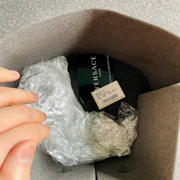 Versace x Rosenthal Medusa Grande Fuchsia Porcelain Scented Candle in Box - Picture 10 of 15